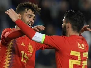 إيسكو (يمين) يهنىء مينديز بهدفه