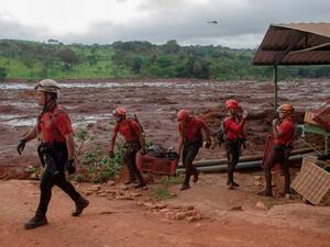 ركز رجال الإطفاء آمالهم في العثور على أحياء داخل حافلة وقطار محاصرين