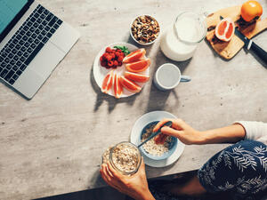 يجب أن يتوفر في وجبة الفطور القمح الكامل، كالخبز، والكورن فليكس، والتوست، والشوفان