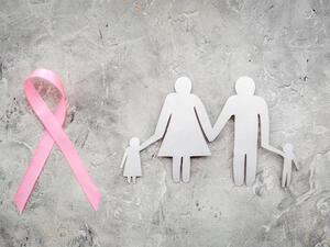 من أعراض سرطان الثّدي الواضحة بروز بعض الأورام تحت أحد الإبطين 