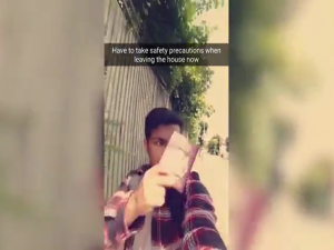 شاب يلوح بجوازه البريطاني أمام المارة- أرشيفية
