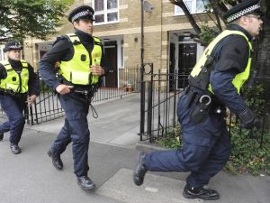 انتشر رجال الإطفاء والإسعاف في المكان