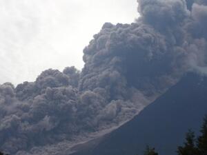 تطاير دخان البركان فويغو آلاف الأمتار