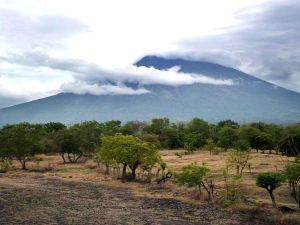 ثوران محدود لبركان في إندونيسيا وسنغافورة تحذر مواطنيها