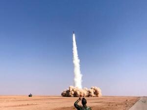 القوات السورية تطلق صاروخا قرب مدينة البوكمال
