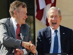 بوش الاب يدافع عن الابن