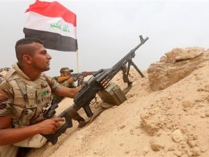 A fighter from the Popular Mobilization Units hold a position on the Tharthar frontline on the edge of the Iraqi province of Anbar, June 1, 2015. (AFP/File)