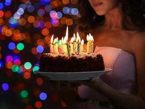 إطفاء شموع الكيك في الحفلات بالنفخ عليها من المحيطين يملؤها بالبكتريا

