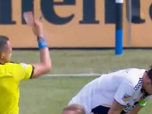 الحكم يشهر البطاقة الحمراء في وجه إبراهيموفيتش