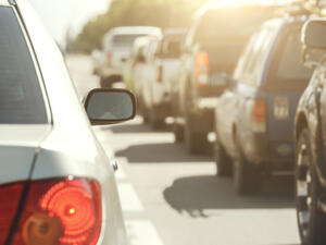 تم تصنيف عوادم السيارات كعامل مسرطن لجسم الانسان (shutterstock.com)