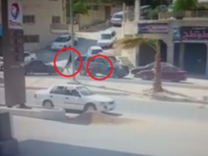  لحظة دهس سيارة لرجل وامراة تحمل رضيعها بالاردن