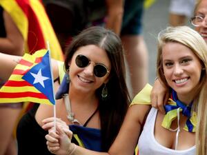نظم عدد من الإسبان تظاهرات بالعاصمة مدريد معارضة لاستفتاء انفصال إقليم كاتالونيا.