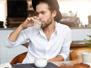 إذا شربت الماء قبل القهوة و الشاي فأنت تحمي نفسك من القرحة وسرطان المعدة