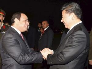 الرئيس المصري عبدالفتاح السيسي يصافح نظيره الصيني شي جين بينغ لدى وصوله للقاهرة يوم الاربعاء
