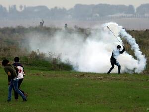 Palestinian protesters clash with Israeli forces near a border fence east of Gaza City on December 29, 2017 (AFP) 