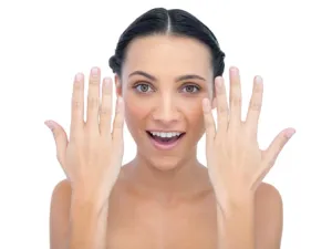 يجب إزالة الأوساخ من تحت الأظافر بشكلٍ مُنتَظم
