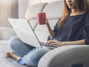 تناول القهوة بكميات كبيرة يزيد من عصبية المرء