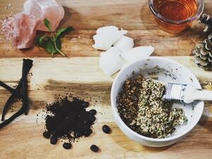 لترطيب بشرتك الجافة يجب خلط ملعقة من القهوة مع ملعقة من زيت الزيتون 