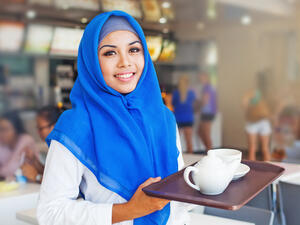 على الشخص بدء خفض تناوله للكافيين وخفض عدد أكواب القهوة على مدار اليوم