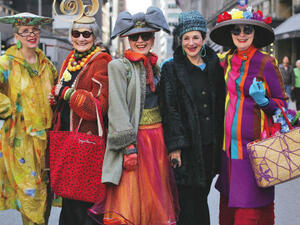 الألوان الزاهية تليق بالمرأة بغض النظر عن عمرها (instagram.com/advancedstyle)