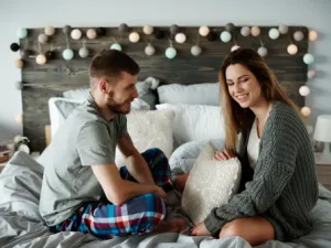 تحرص الزوجة الذكية دائماً على قول الكلام المعسول لزوجها
