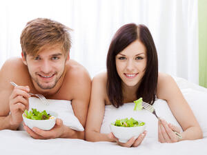 الخضروات تحتوي على حمض الفوليك الذي يعمل على تحفيز انتاج كرات الدم الحمراء