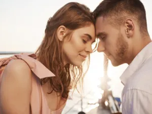 تعتمد زيادة الحُبّ والودّ بين الزوجين على الاهتمام 
