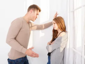 بعد الزواج يصبح الزوج مسؤولًا عن نفقات المنزل هذا يشكل عبئًا شديدًا عليه