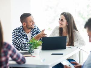 يميل رجل برج القوس إلى المرأة التي تتمتع بطلاقة في الحديث
