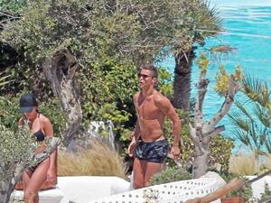 من إيبيزا.. رونالدو يتشمّس وحبيبته بالبكيني المثير
