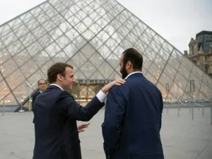 Prince Mohammed bin Salman with Macron at Paris's Louvre museum (AFP/File Photo)