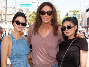 بالرغم من تحوله لـ "أنثى" كايلي وكيندال جينر يحتفلان بوالدهما في عيد الأب
