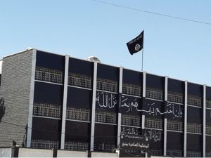 راية داعش ترفرف فوق المحكمة الاسلاميه بمنبج - ارشيف 