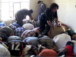 تجميع عناصر الجيش العراقي قبيل إرسالهم إلى موقع الإعدام الجماعي - يوتيوب