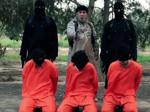 سوري من تنظيم الدولة يعدم مواطنيه بسبب التعاون مع "جيش الفتح"
