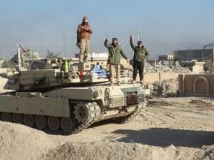 قوات أمن عراقية بالقرب من مبنى حكومي في الرمادي
