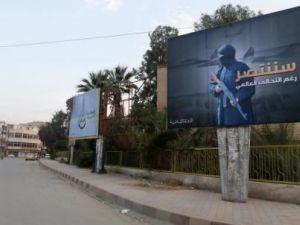 لافتتان لتنظيم الدولة الإسلامية في أحد شوارع الرقة
