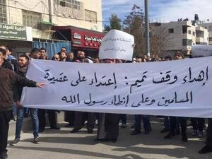 خرجت احتجاجات على منح أراضي الوقف للكنيسة الروسية