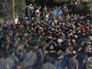 مواجهات بين مستوطنين والشرطة الإسرائيلية خلال إخلاء بؤرة استيطانية