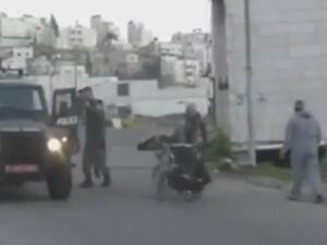 اصابة شابين بجراح خطيرة دهسا بآلية عسكرية جنوب الخليل - ارشيف 
