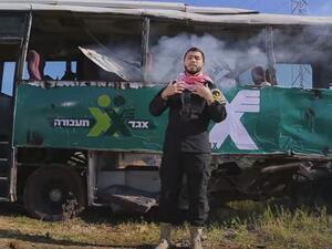 مشهد من فيديو "سقف الباص الطاير" - يوتيوب