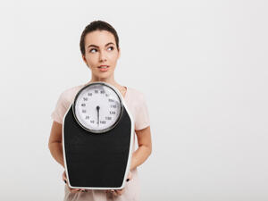 يُنصح بممارسة الرياضة ساعة يومياً، مثل ركوب الدراجة