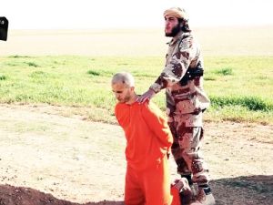 "داعش" يجبر سجيناً على حفر قبره قبل قطع رأسه