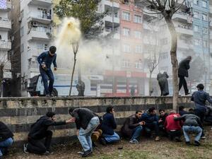 People disperse as Turkish police fire tear gas in Diyarbakir on February 27, 2016 during a demonstration against government-imposed curfews on areas of eastern Turkey. (AFP/Ilyas Akengin)