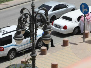 مبتز يطعن 4اعضاء هيئة