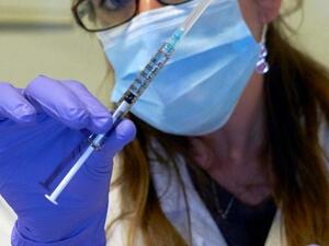 تنصح منظمة الصحة العالمية بتنظيف وإفراغ المياه الراكدة من الأماكن التي يحتمل أن يوجد فيها البعوض 