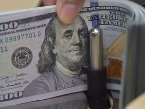 Egypt will lower its customs exchange rate to 16.25 pounds per dollar from 16.50, effective from Tuesday. (File photo)