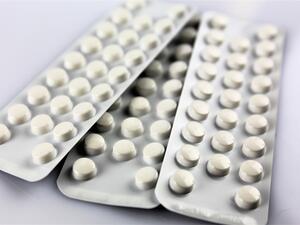 حبوب منع الدورة هي أقراص أتستخدمها النساء لتأخير قدوم الدورة الشهريّة 