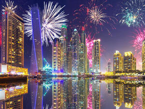 عروض ألعاب نارية بمناسبة اليوم الوطني ومباريات رياضية وغير ذلك الكثير  (Shutterstock)