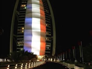 معالم الإمارات تضيء بألوان العلم الفرنسي تضامناً مع باريس